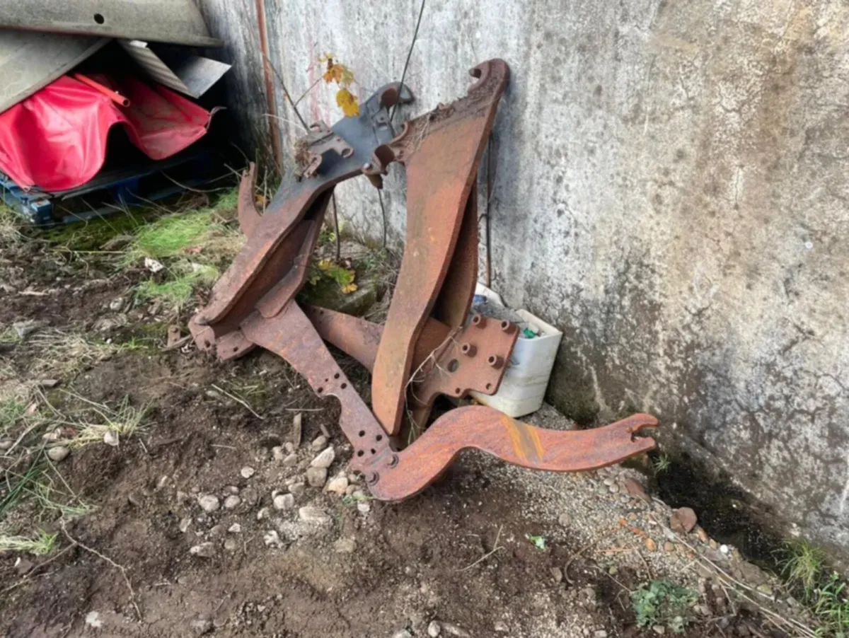 Selection of loader brackets - Image 2