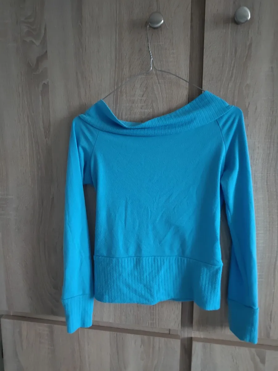 Blue sweater size fits xs/ Small medium - Image 2