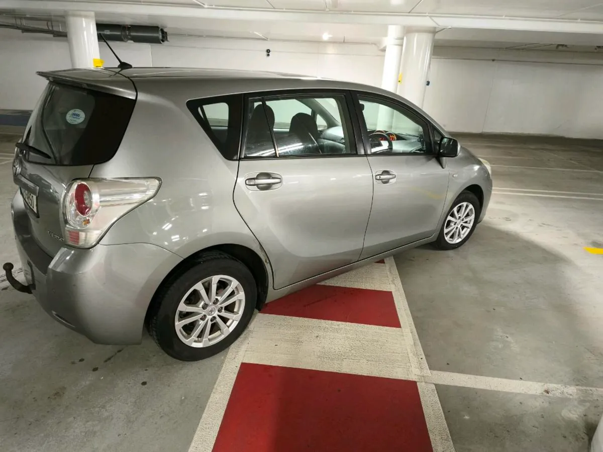 Toyota Verso very low km - Image 4