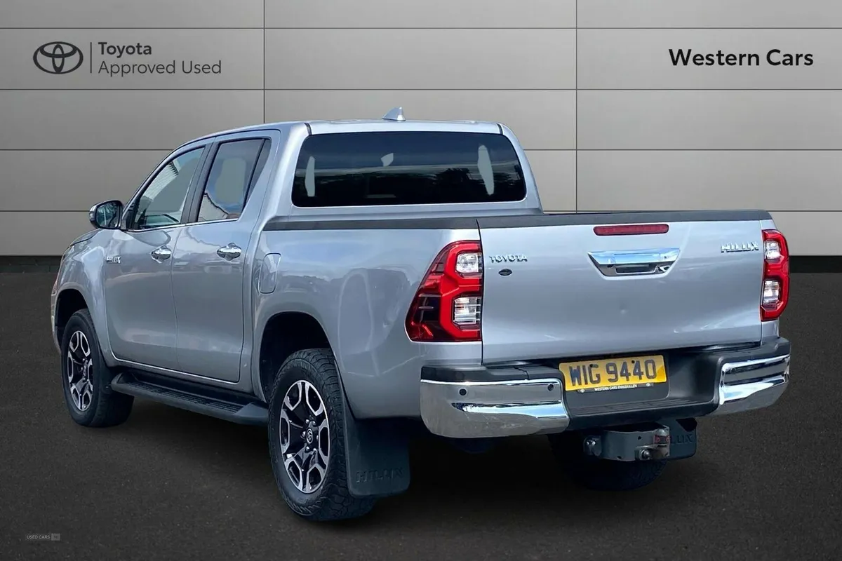 Toyota Hilux 2.8 D-4D Invincible Auto 4WD Euro 6 ( - Image 4