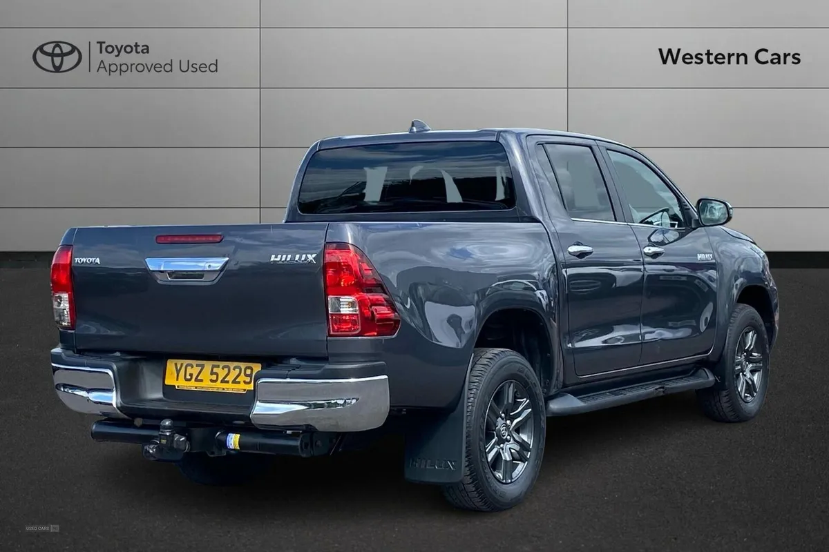 Toyota Hilux 2.4 D-4D Icon Pickup Double Cab 4dr D - Image 2