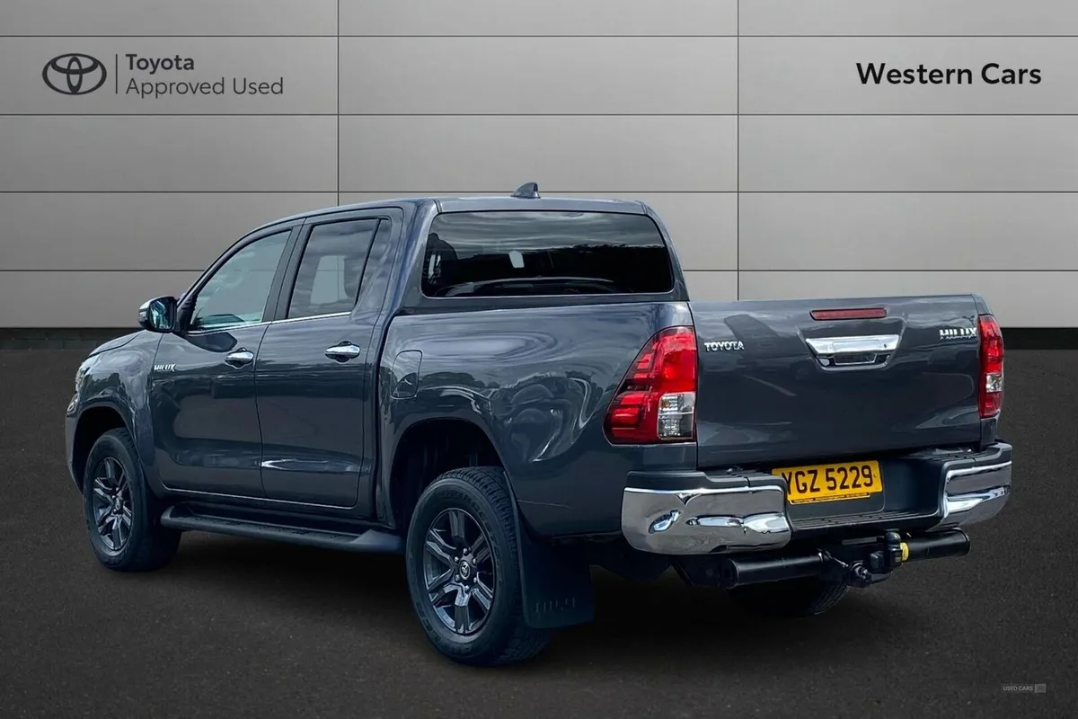 Toyota Hilux 2.4 D-4D Icon Pickup Double Cab 4dr D - Image 4