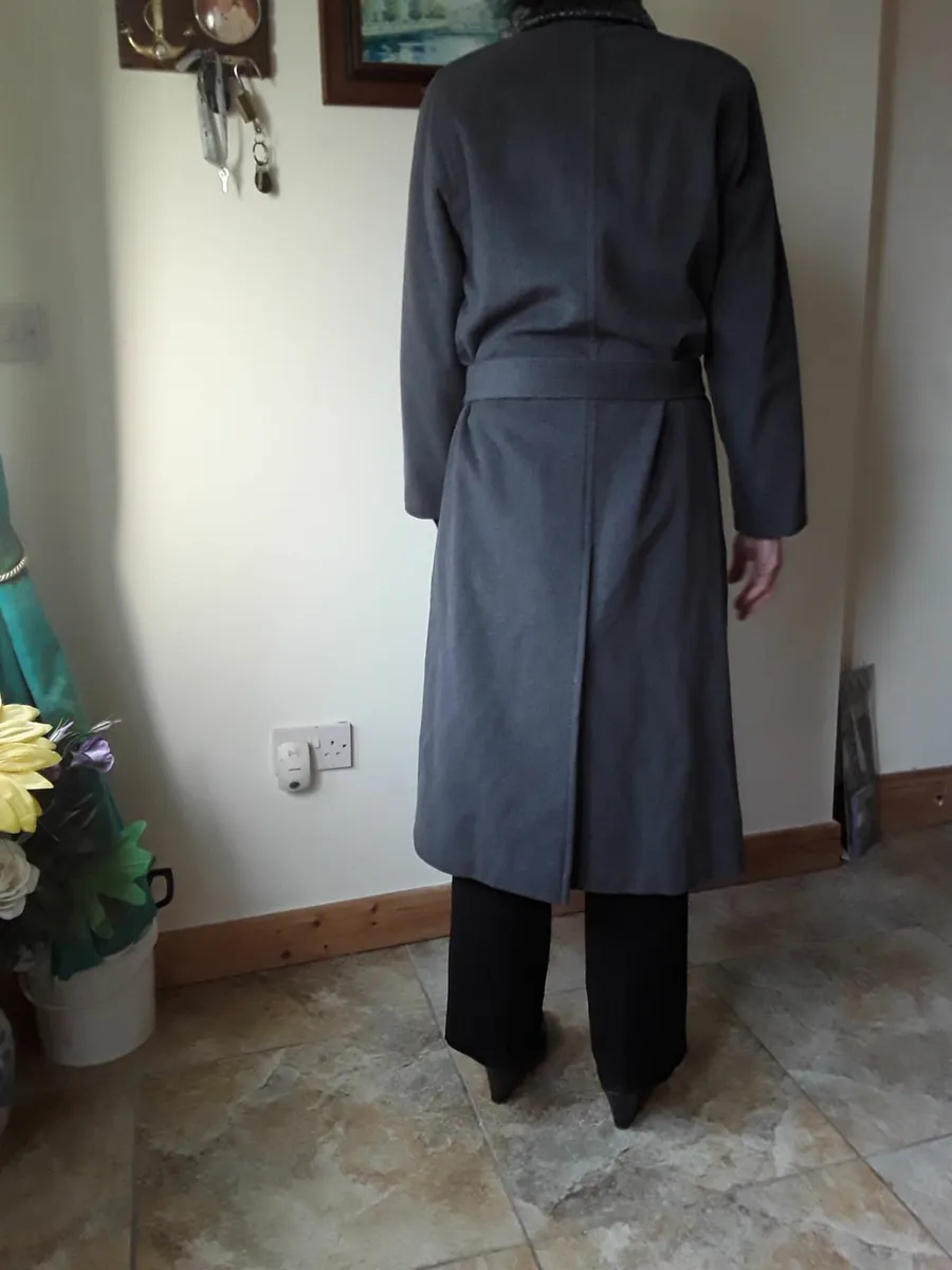 Ladies good quality heavy winter coat - Image 3