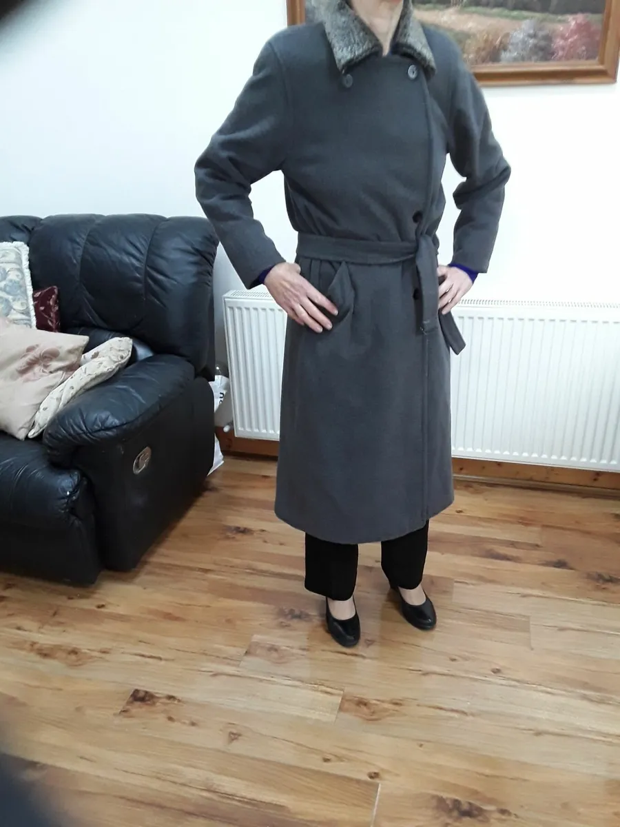 Ladies good quality heavy winter coat - Image 1