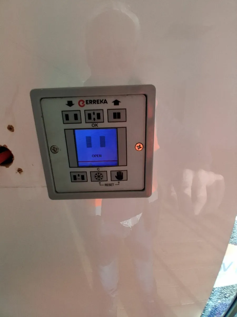 Shopfront screen and Auto Door - Image 4