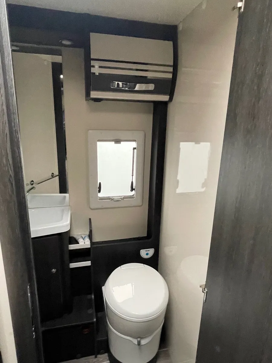 Roller Team Camper 2022 Like new - Image 2