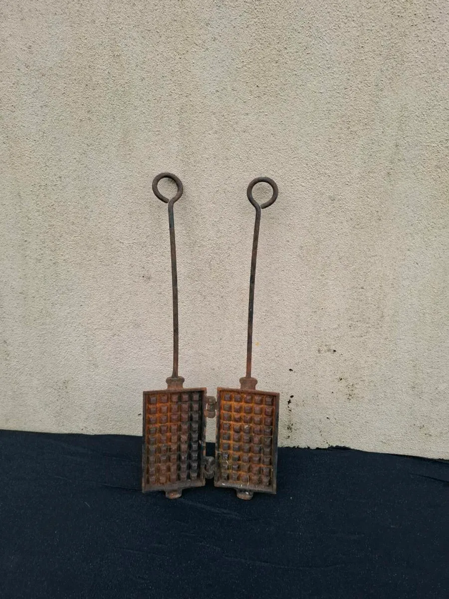 Cast iron antique waffles maker postage possible