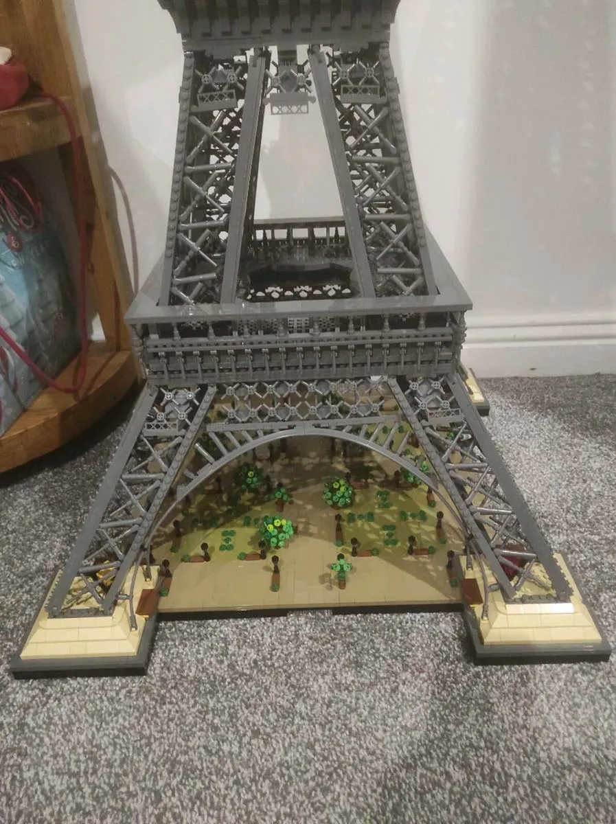 LEGO Eiffel Tower 10307 (not genuine LEGO) - Image 2