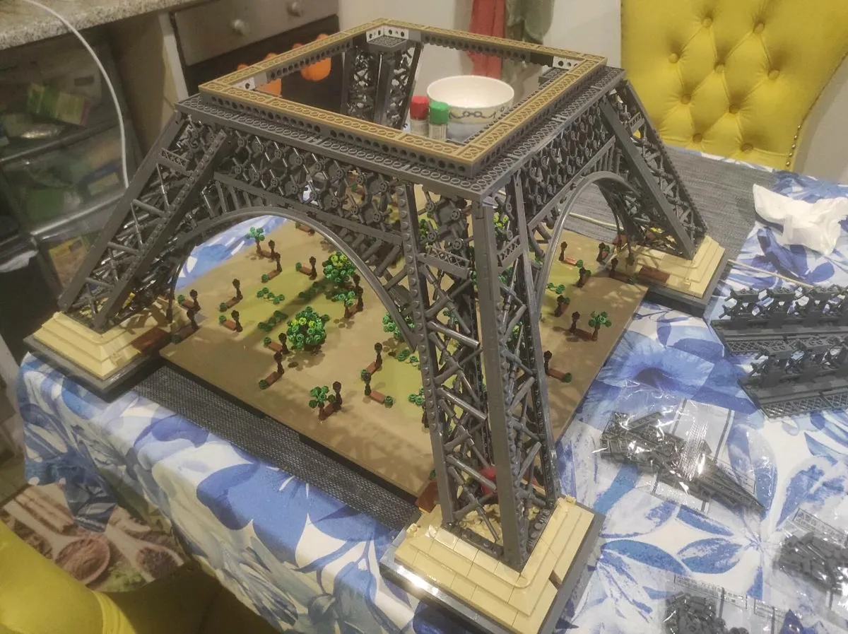 LEGO Eiffel Tower 10307 (not genuine LEGO) - Image 3