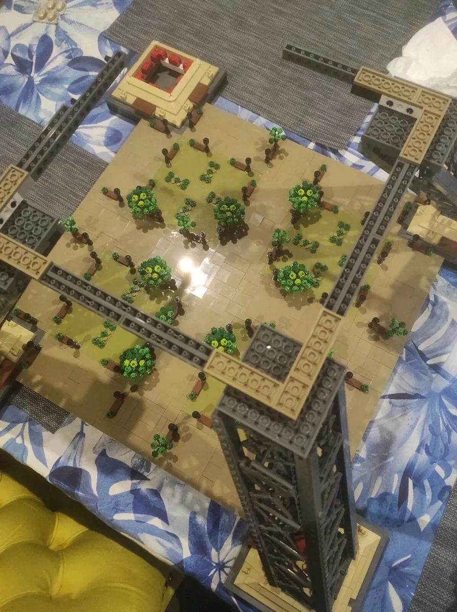 LEGO Eiffel Tower 10307 (not genuine LEGO) - Image 4