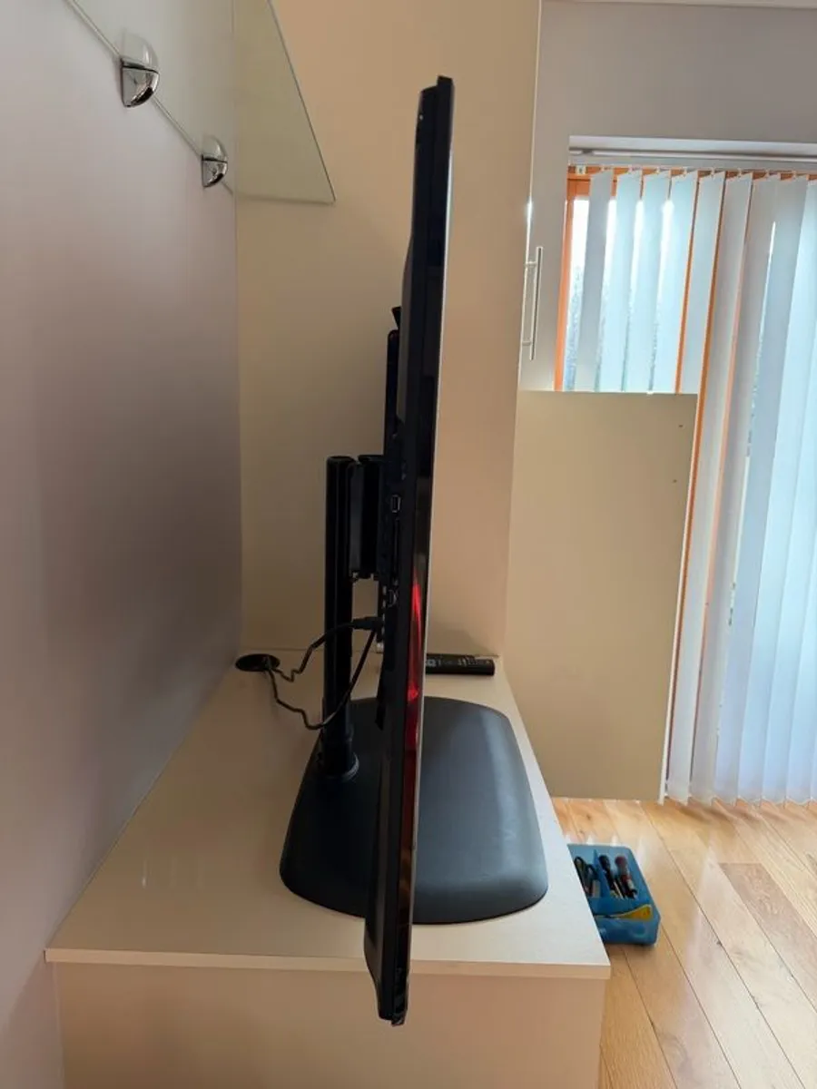 Lg Tv 47lv355u - Image 2