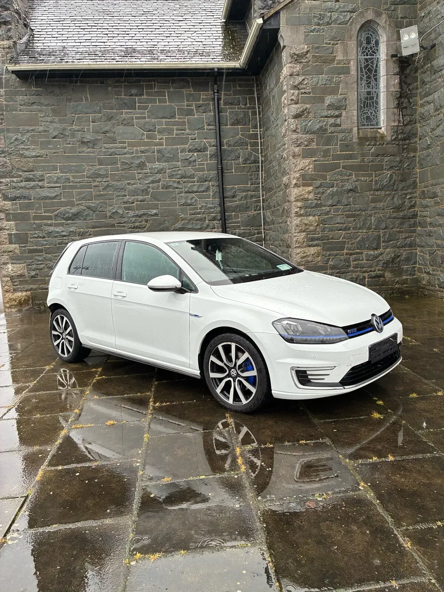 182 VW Golf GTE 1.4TSI Auto - Image 1