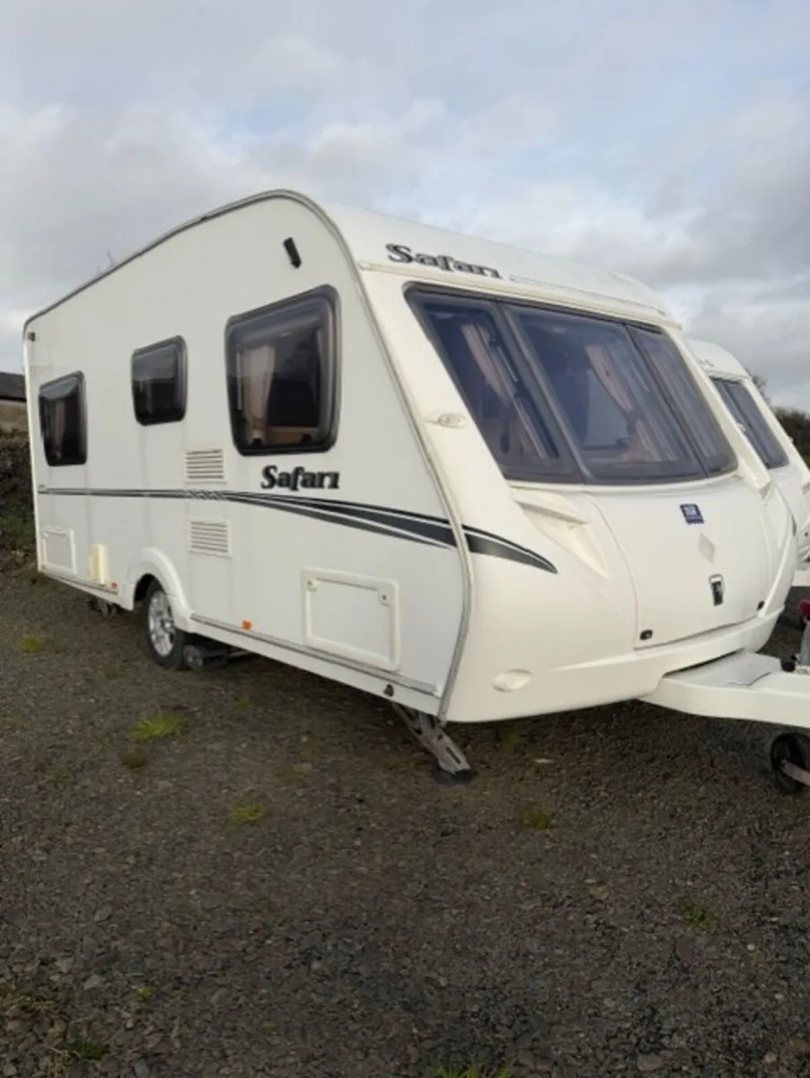 2009 Swift Safari Fixed bed motor mover - Image 2
