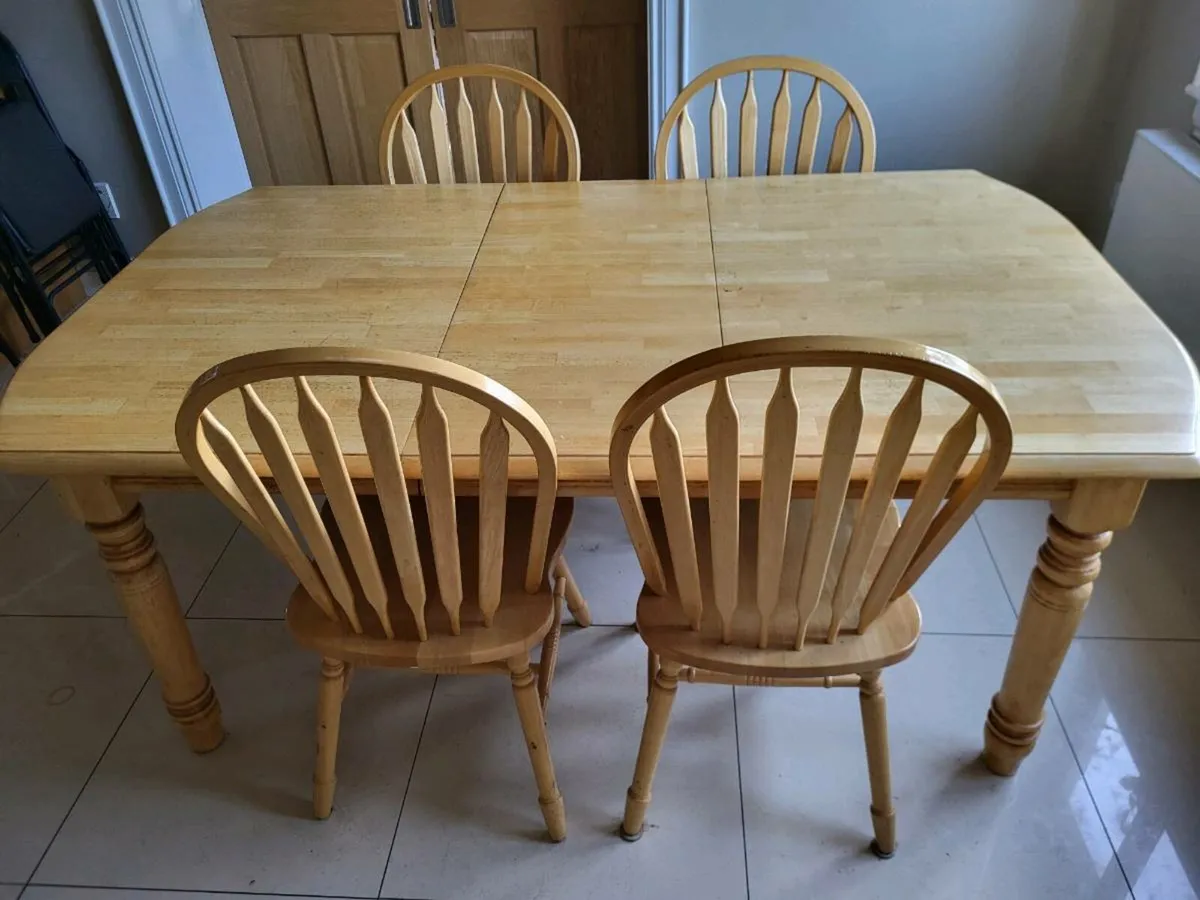 Table and chairs - Image 1