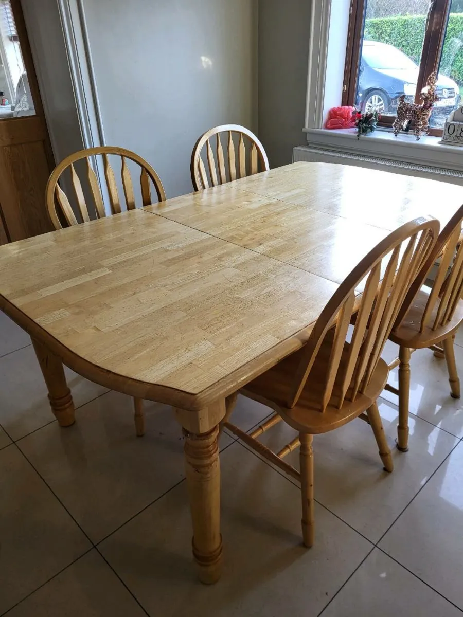 Table and chairs - Image 2