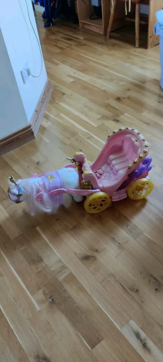 Baby born horse and carriage - Image 1