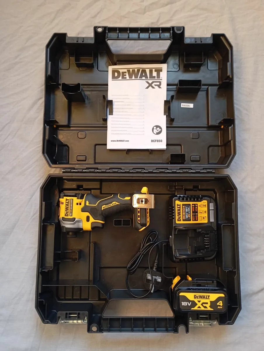 DeWalt dcf850 Impact Driver Set - Image 1