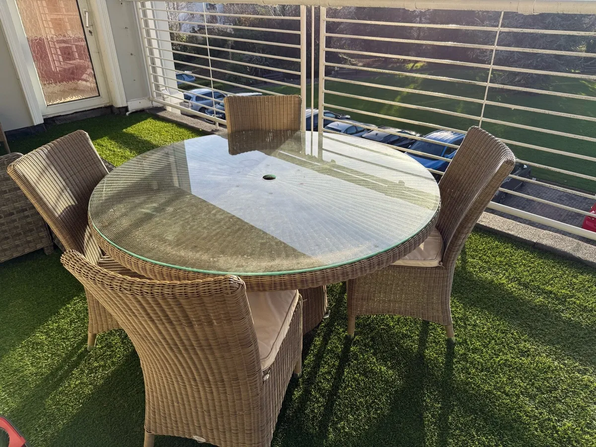 6 seat glass top outdoor dining table - Image 1