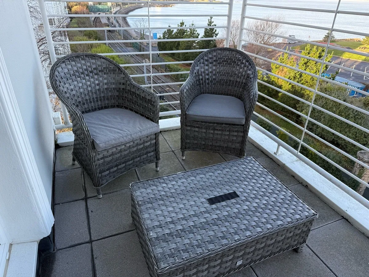 2 Outdoor chairs, cushions and coffee table - Image 1