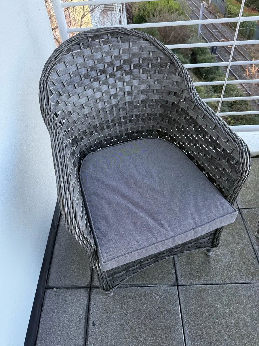 2 Outdoor chairs, cushions and coffee table - Image 4