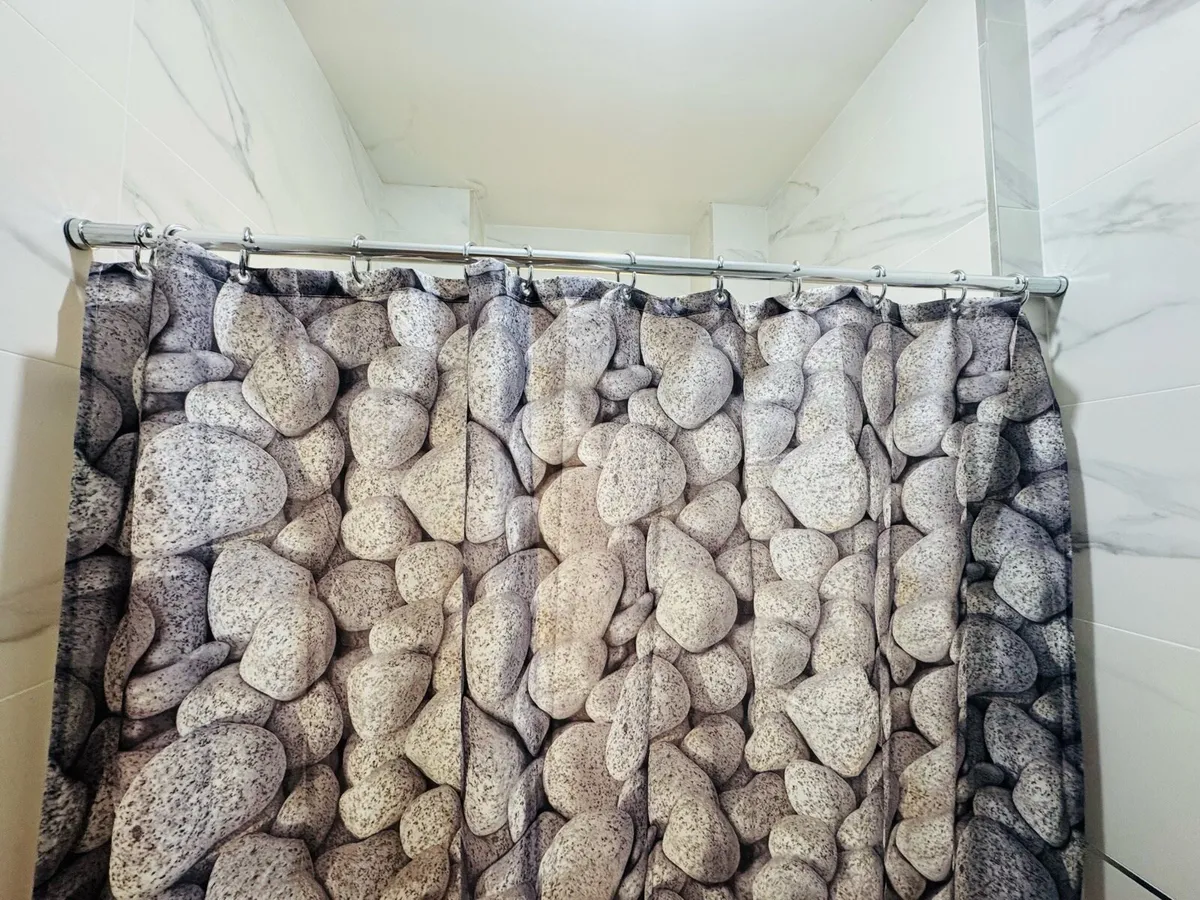 Shower curtain with extendable pole - Image 1