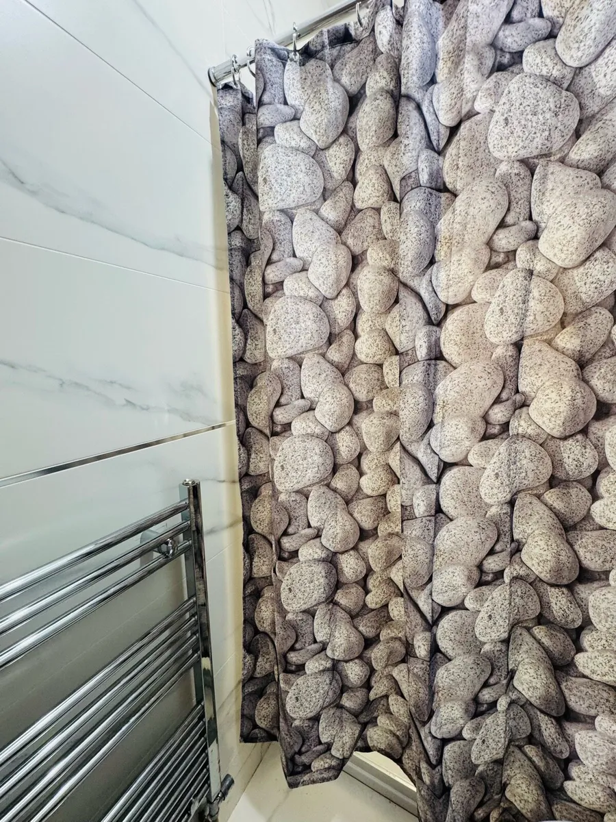 Shower curtain with extendable pole - Image 3