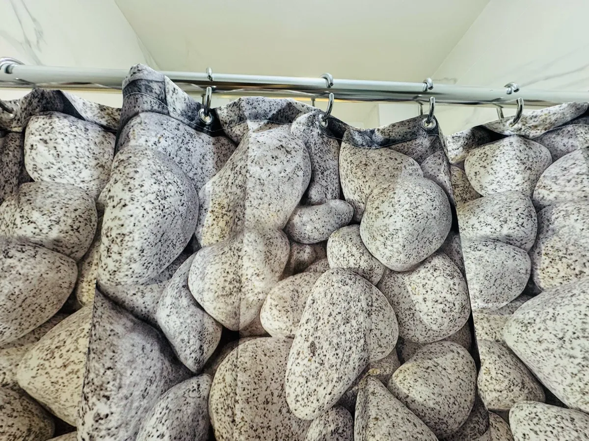 Shower curtain with extendable pole - Image 4