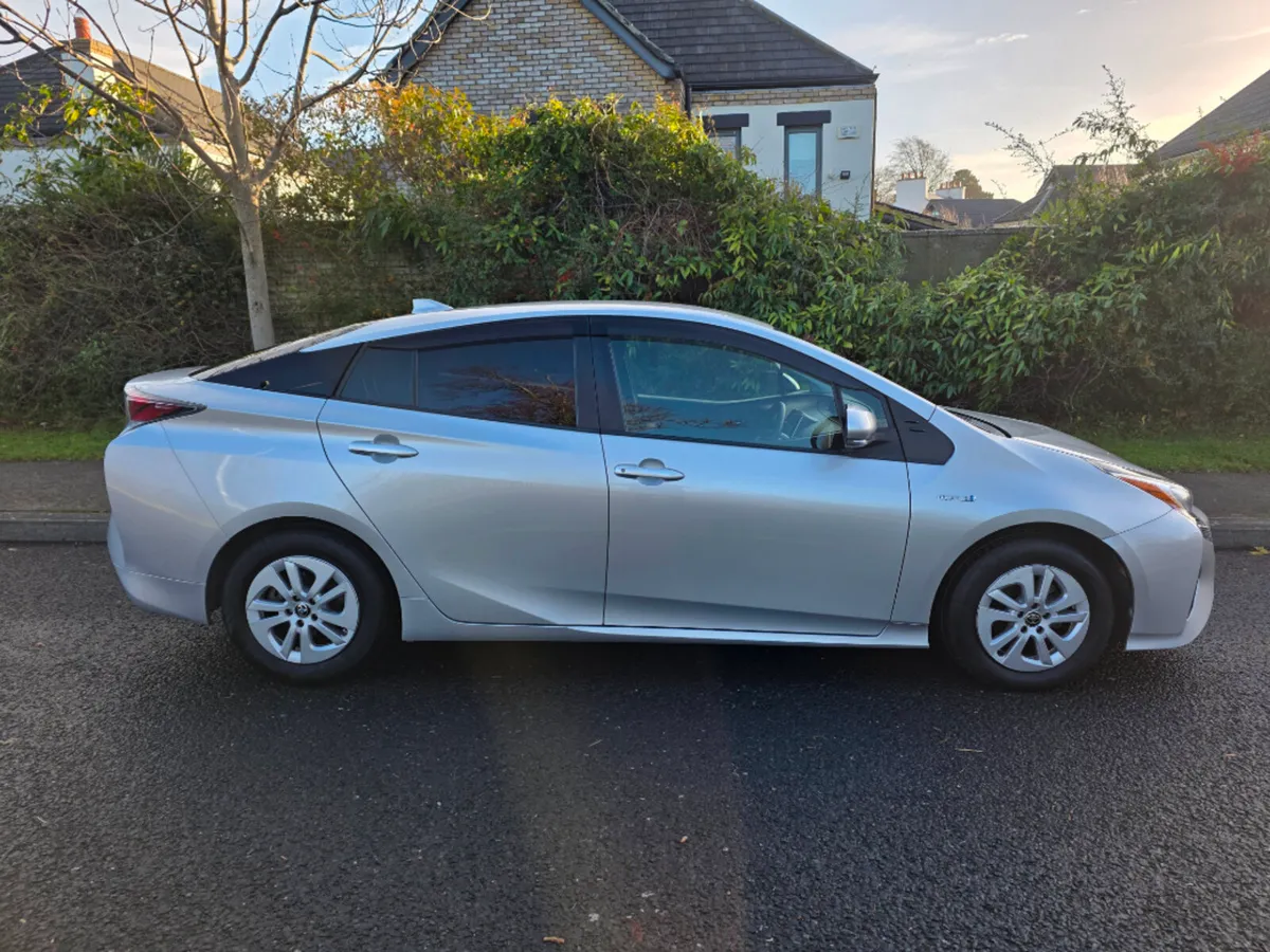 Toyota Prius ZVW51 5DR Auto - Image 2