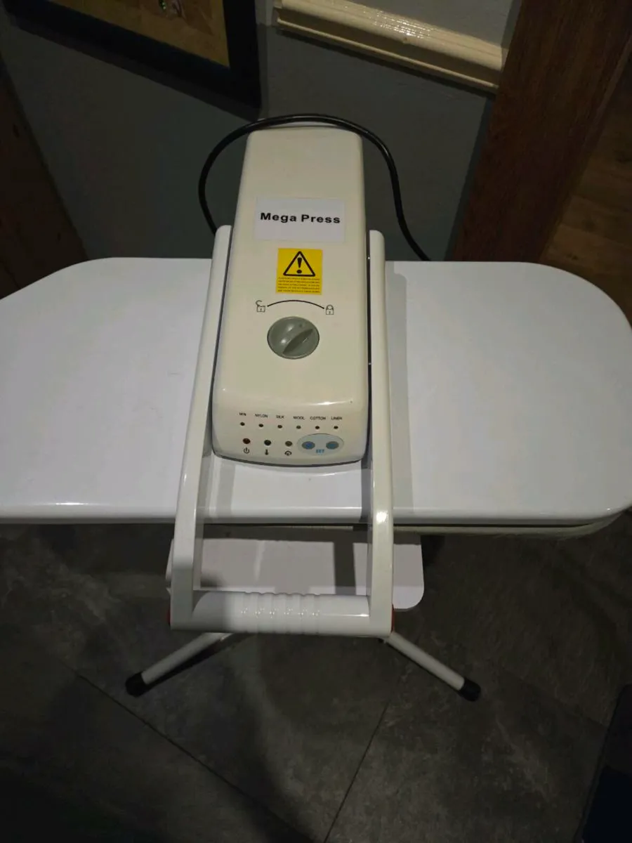 Mega Press steam iron - Image 1