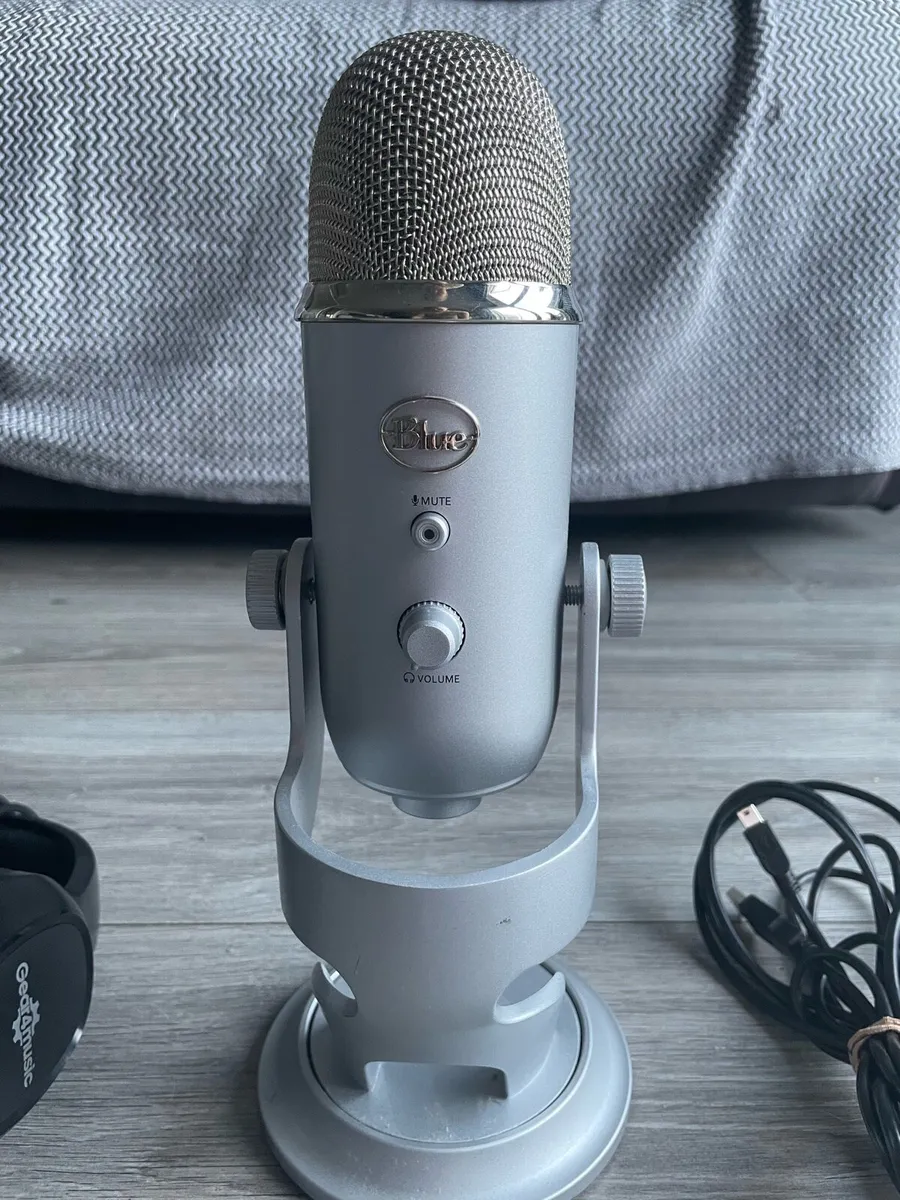 Neewer NW-7000 microphones  x2  & accessories - Image 3