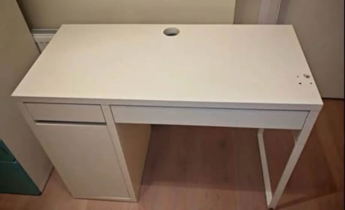 White desk - Image 1