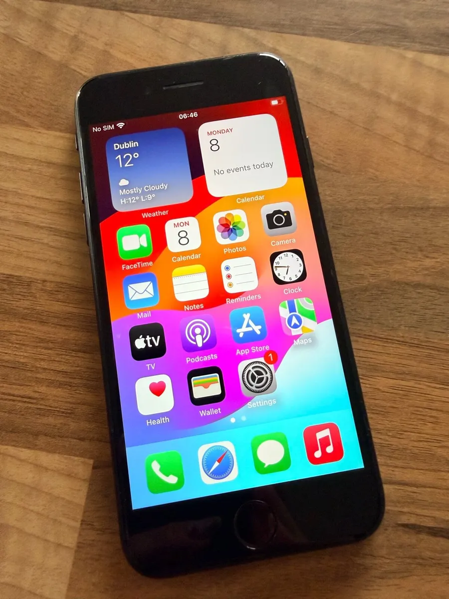 iPhone SE - Image 1