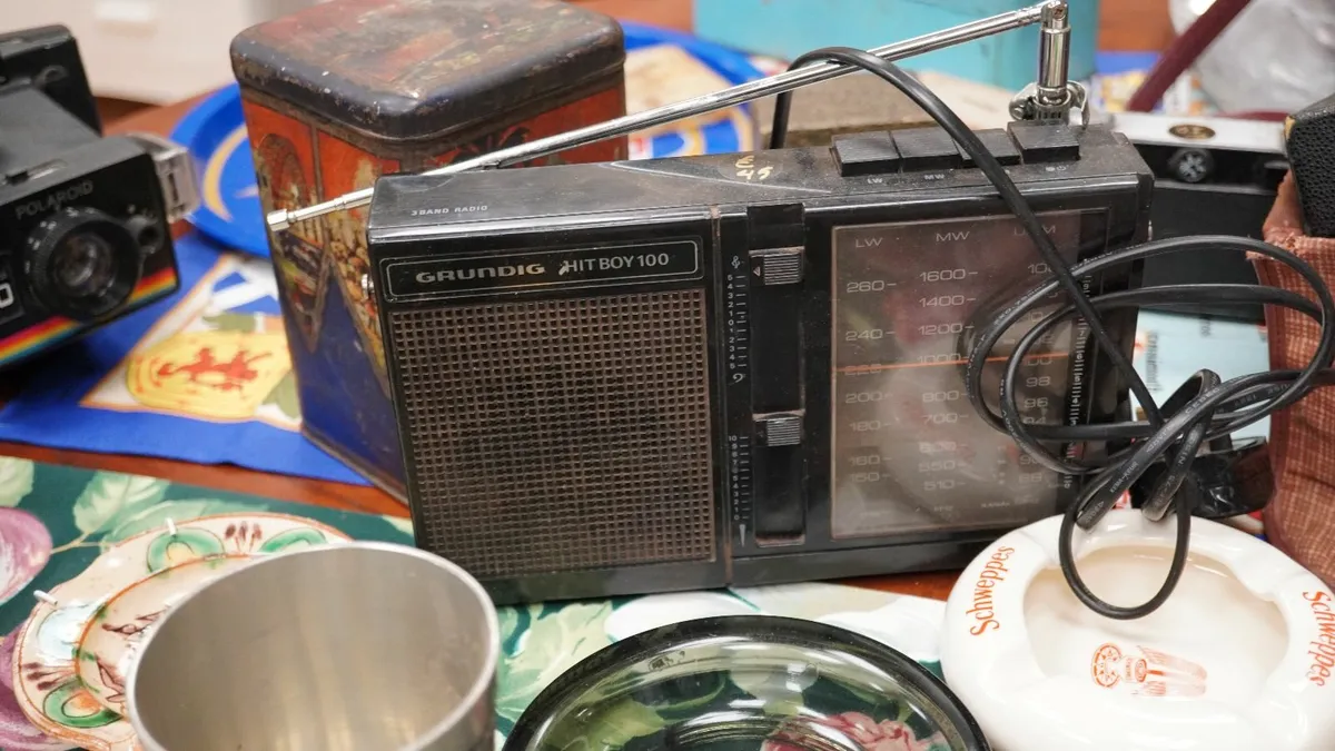 Compact Vintage 3-Band Portable Working Radio - Image 1