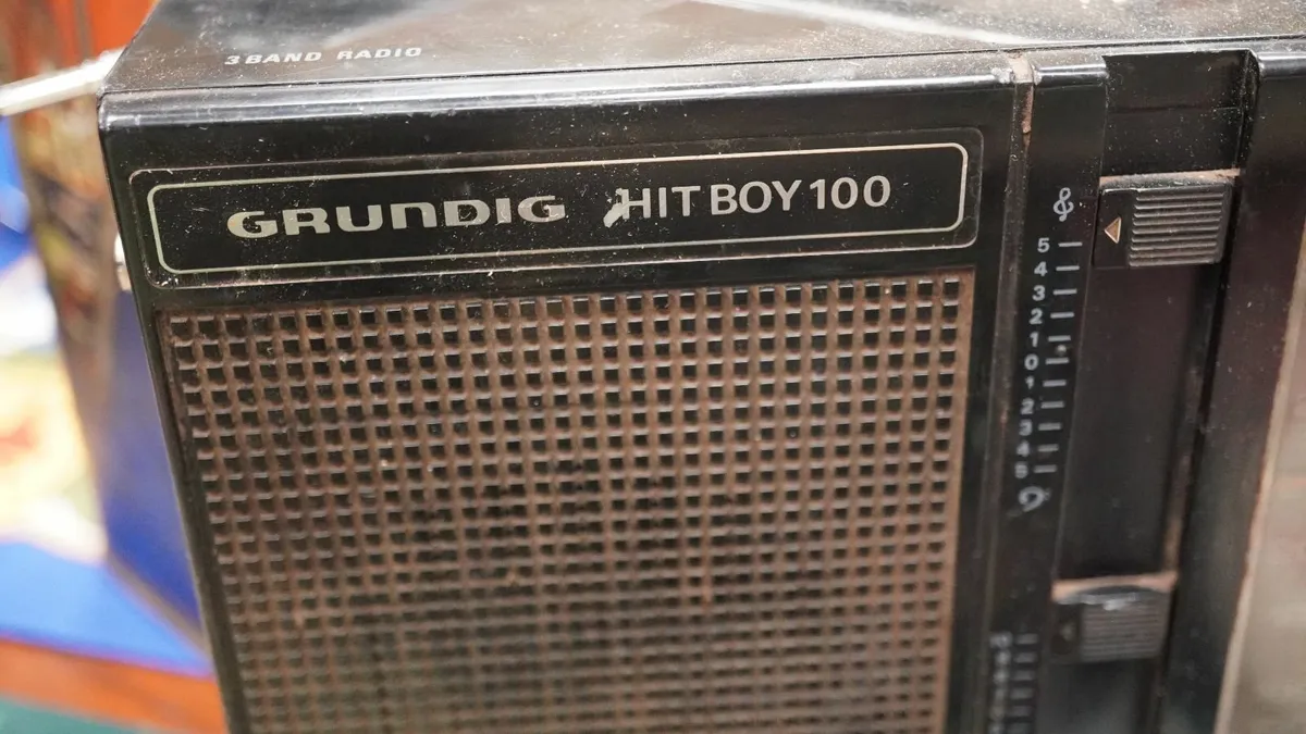 Compact Vintage 3-Band Portable Working Radio - Image 2