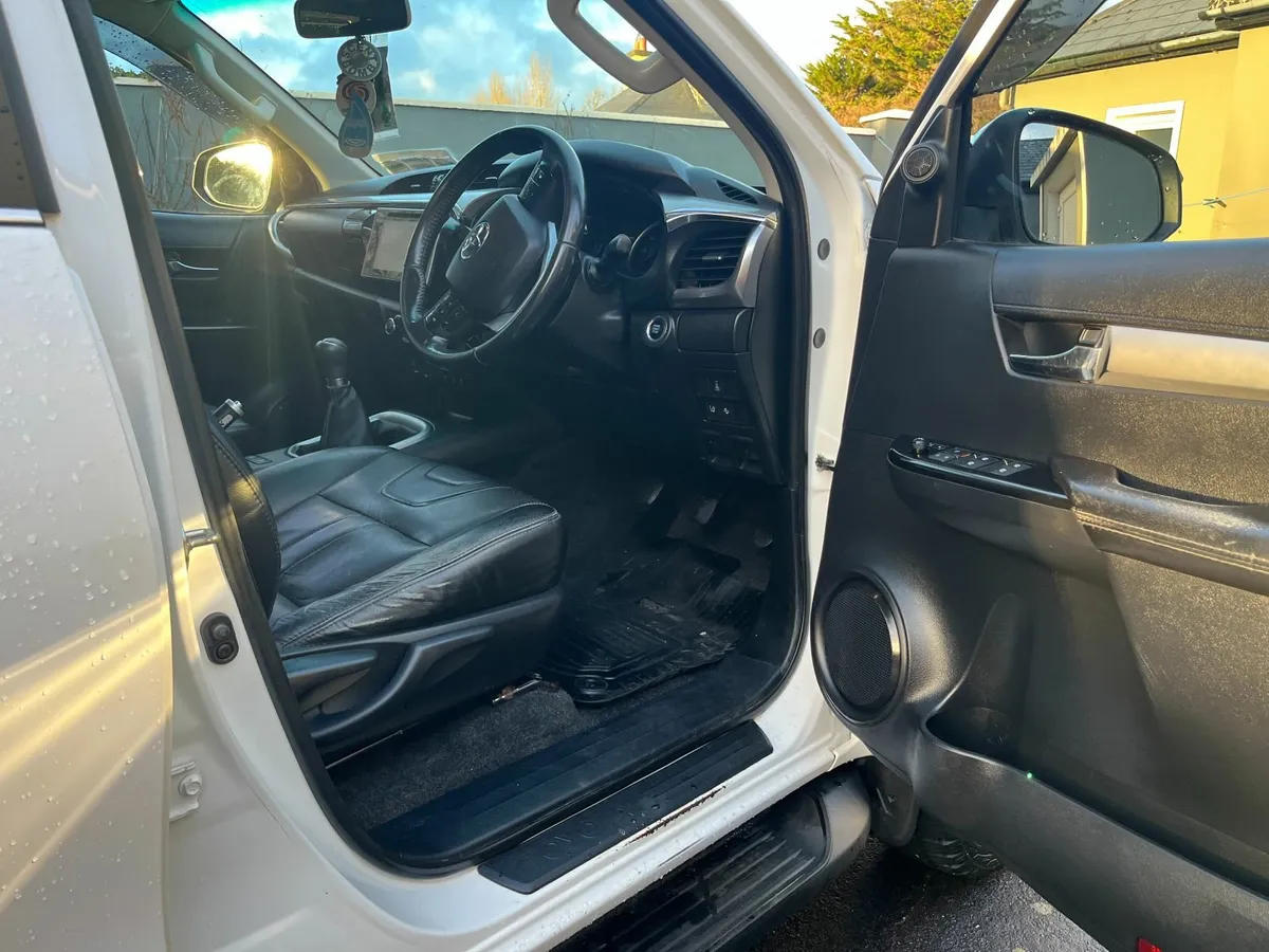 Toyota Hilux Crew Cab 2018 - Image 4