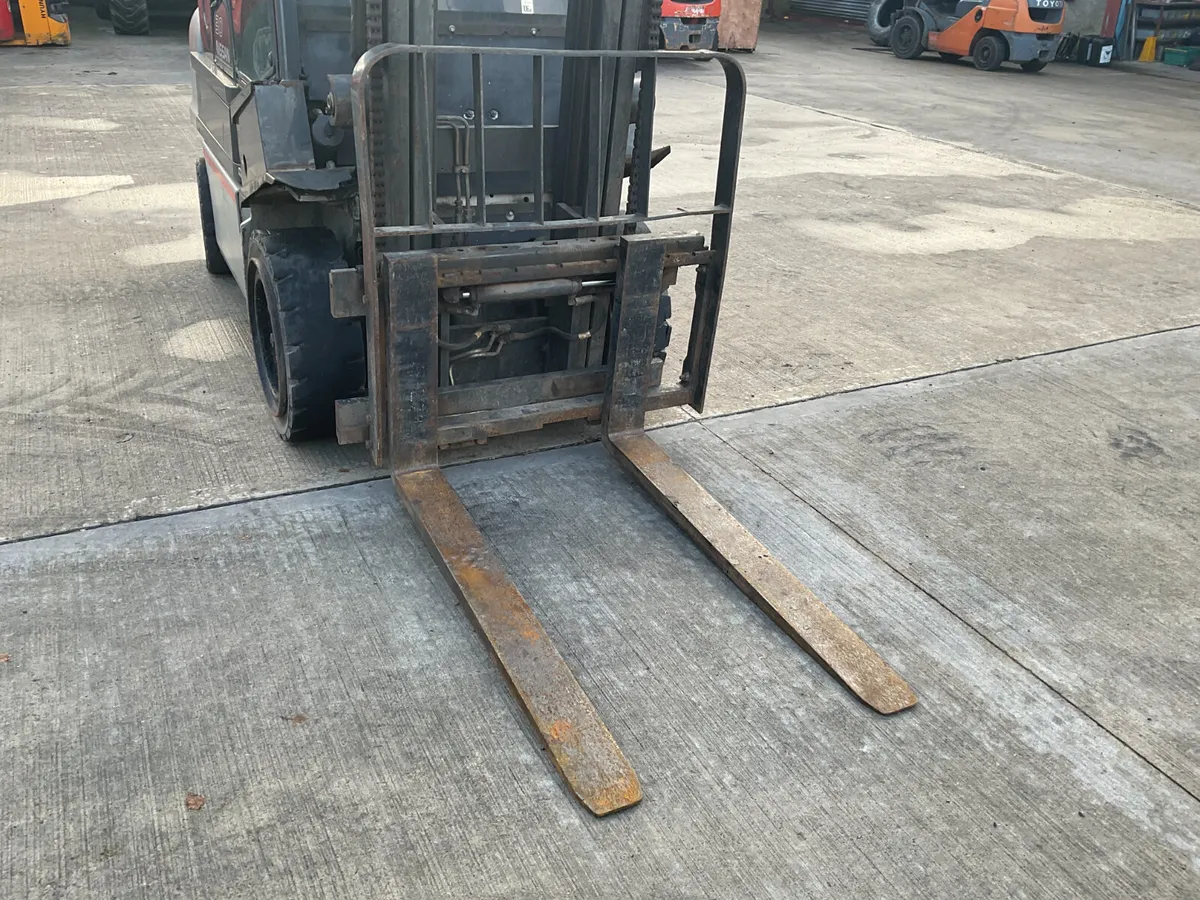 Nissan 30 Forklift - Image 4