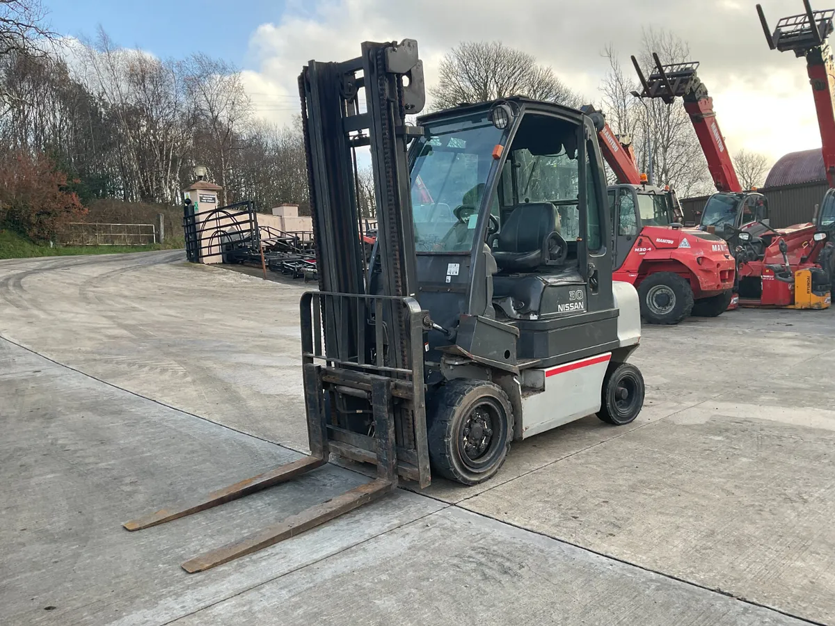 Nissan 30 Forklift - Image 2