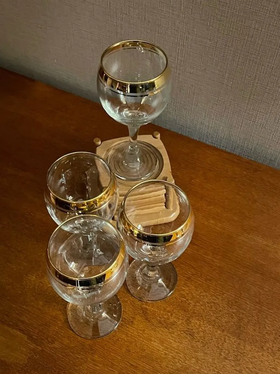 4 x Vintage 6" red wine glasses, (5th glass free) - Image 1