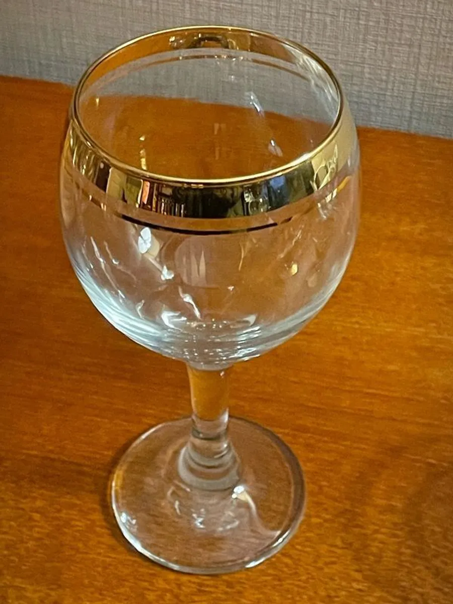 4 x Vintage 6" red wine glasses, (5th glass free) - Image 3