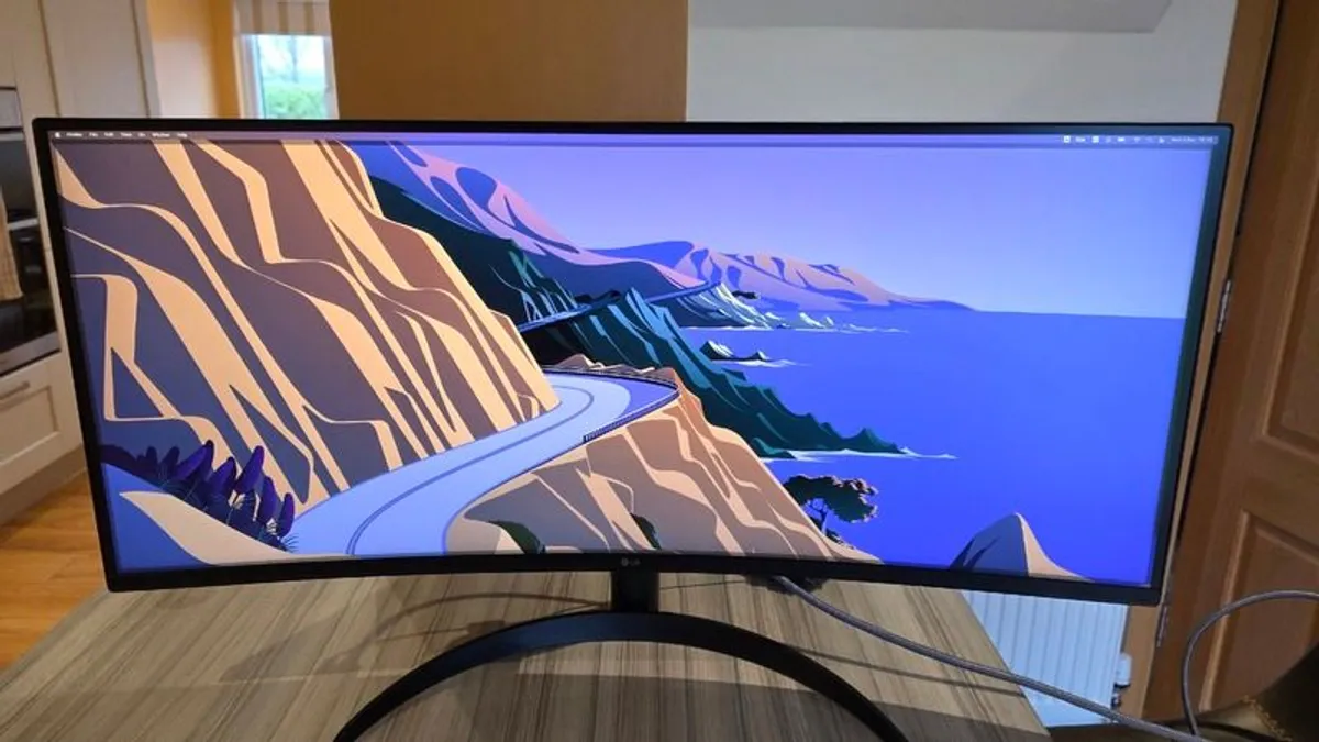 LG 34 Inch Curved UltraWide WQHD 1440P (100Hz) - Image 2