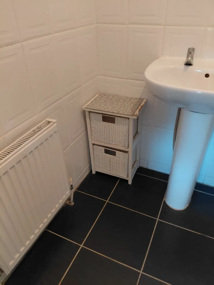 Bathroom accessories - Image 1