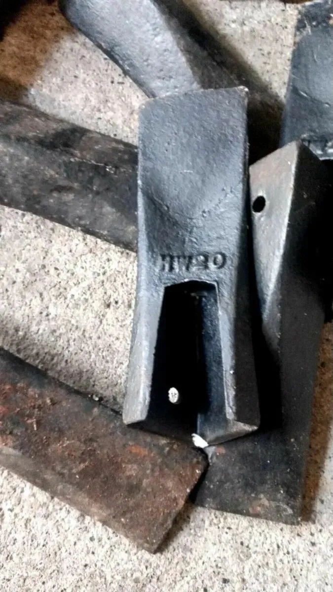 3. Vintage HW 20 plough Ridge points - Image 2