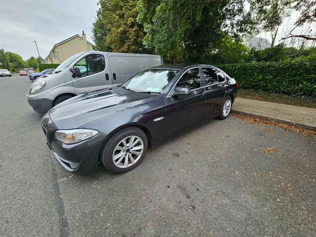 BMW 5-Series 2010 - Image 2