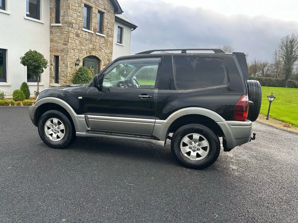 2004 Mitsubishi Pajero - Image 4