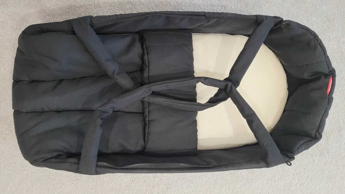 Travel cot playpen and travel baby carrier - Image 2