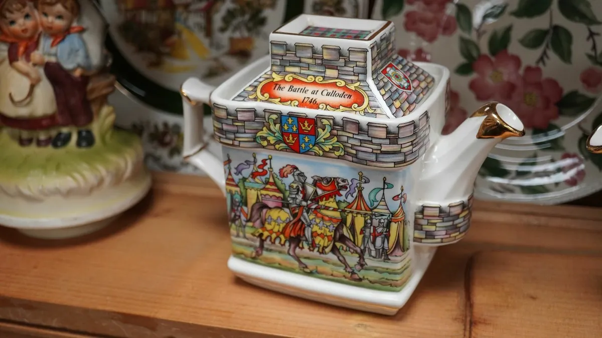 Sadler _ King Arthur _ Castle Teapot - Image 2