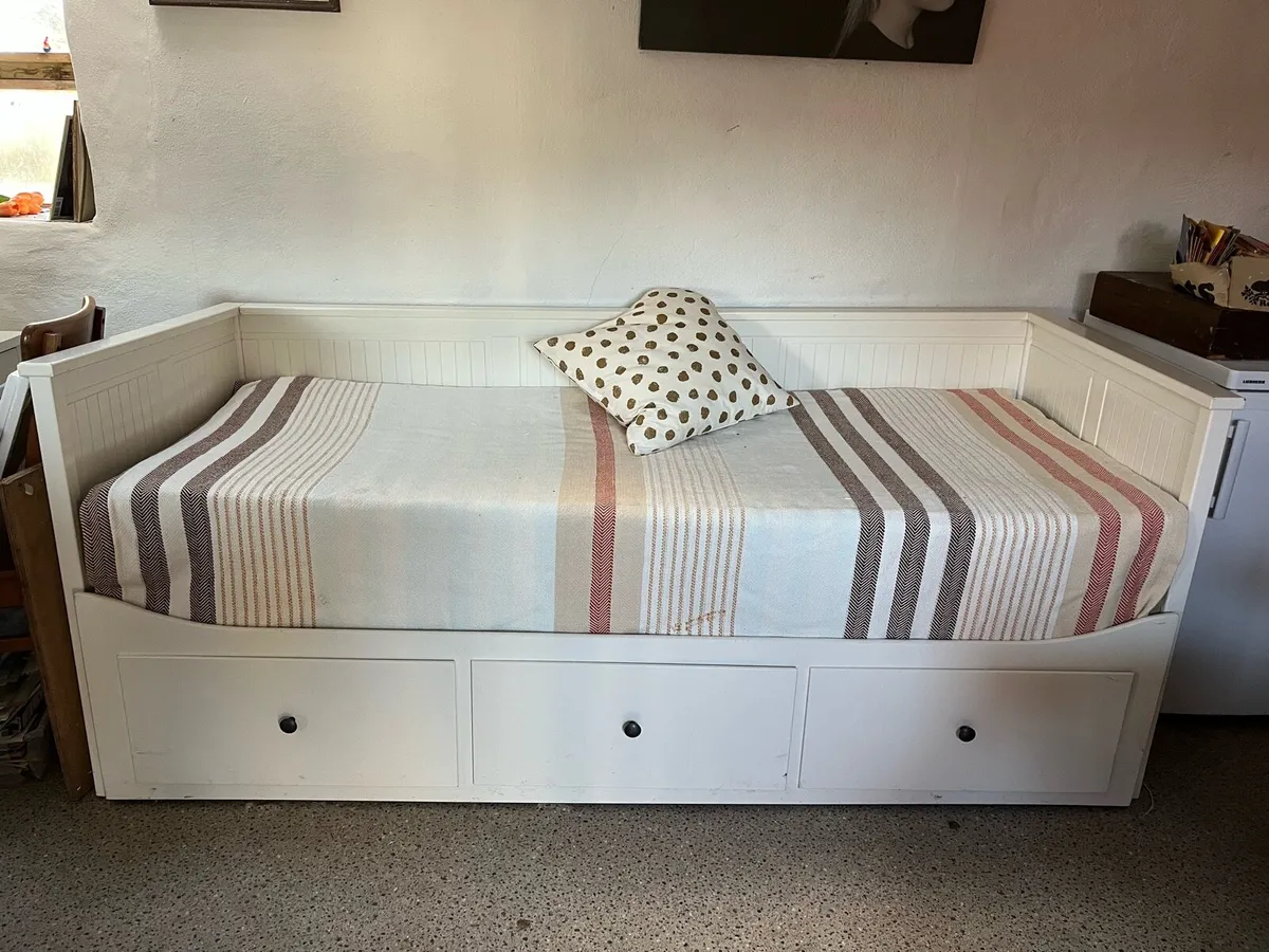 IKEA daybed extending into kingsize bed. 3 drawers - Image 1