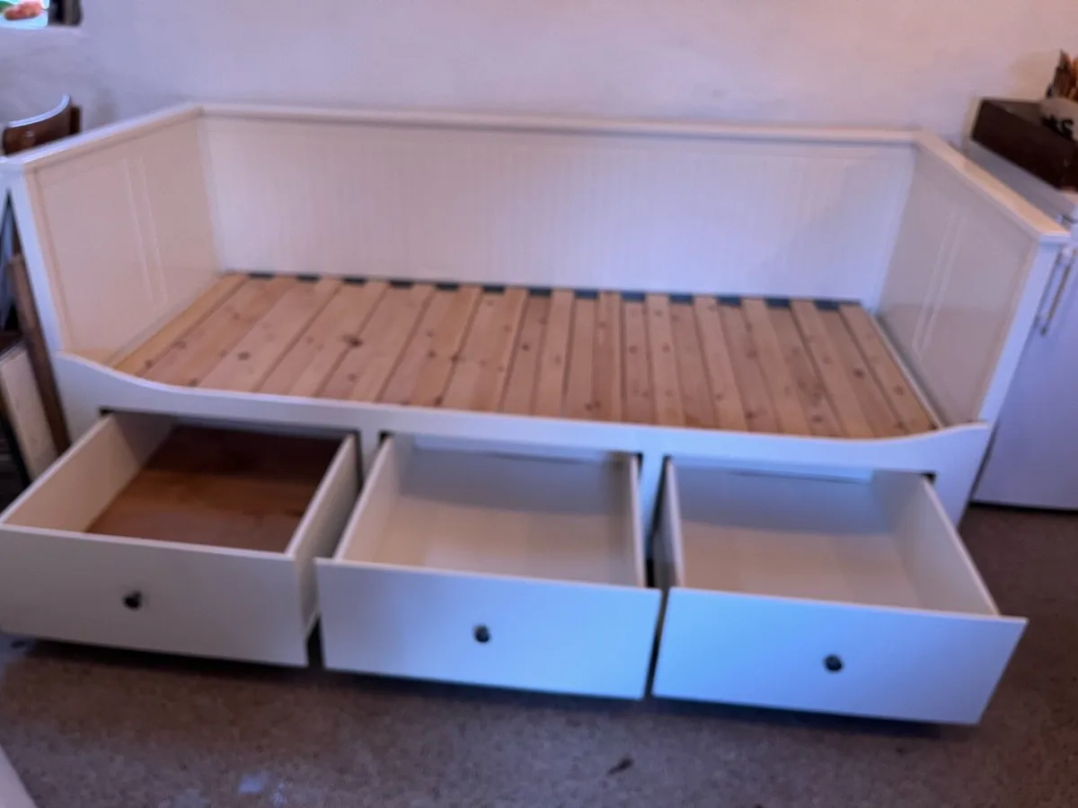 IKEA daybed extending into kingsize bed. 3 drawers - Image 2