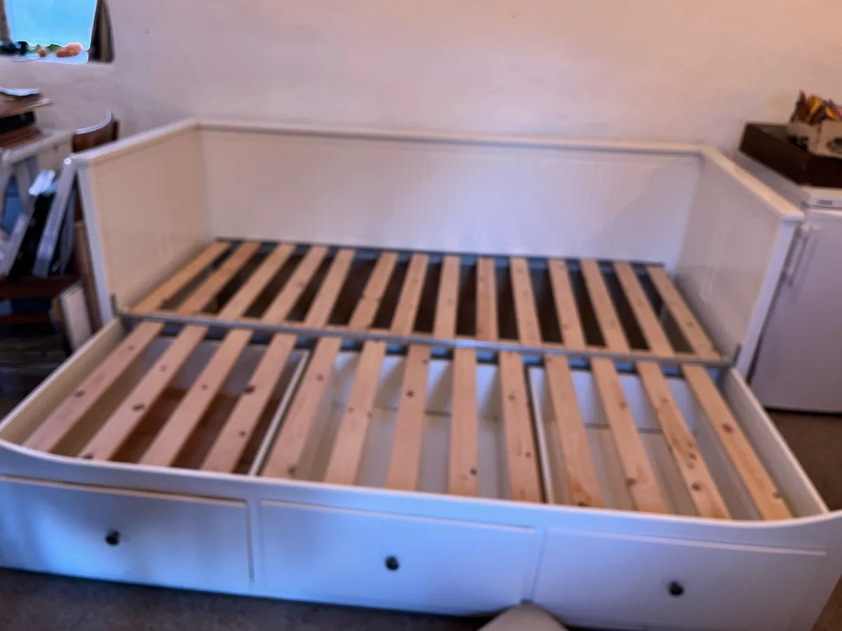 IKEA daybed extending into kingsize bed. 3 drawers - Image 3