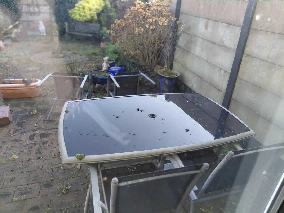 Garden table - Image 1